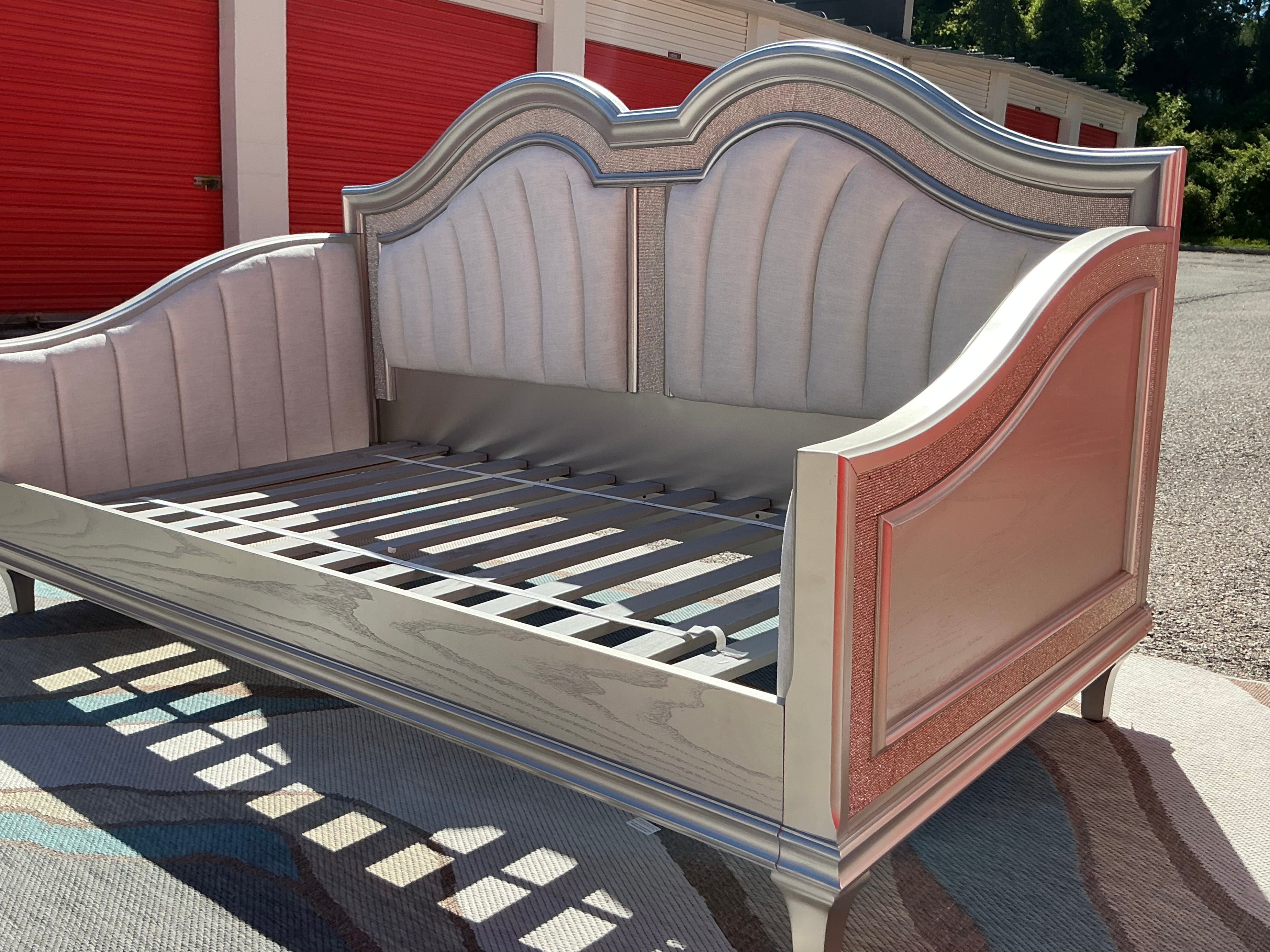 Evangeline Twin Daybed in Silver Oak