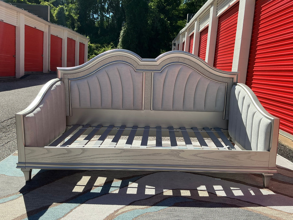 Evangeline Twin Daybed in Silver Oak