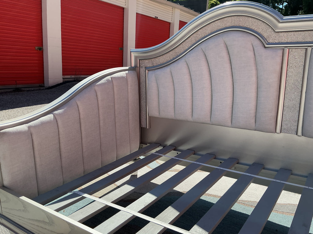 Evangeline Twin Daybed in Silver Oak